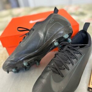 Junior Zoom Vapor black soccer cleats